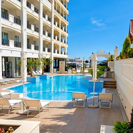 Lejlighed Elegant Beachfront At *