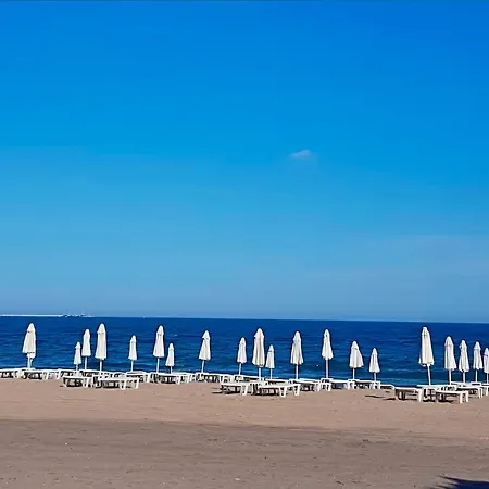 Lejlighed Elegant Beachfront At *