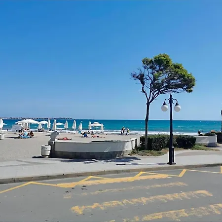 Apartamento Elegant Beachfront At *